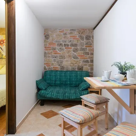 Larca Apartment *
